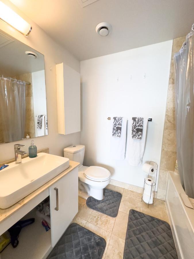 Luxury 2 Bedrooms With Lakeview Cn Tower Entertainment District Rogers Centre Торонто Экстерьер фото